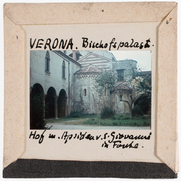 Vorschaubild Verona: Bischofspalast, Hof mit Apsiden von San Giovanni in Fonte (Foto 1944) 